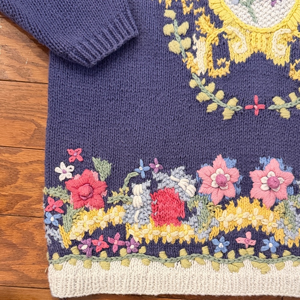 Vintage Floral Embroidered Women's Sweater - Blue and White. Hand knit - Picture 8 of 16